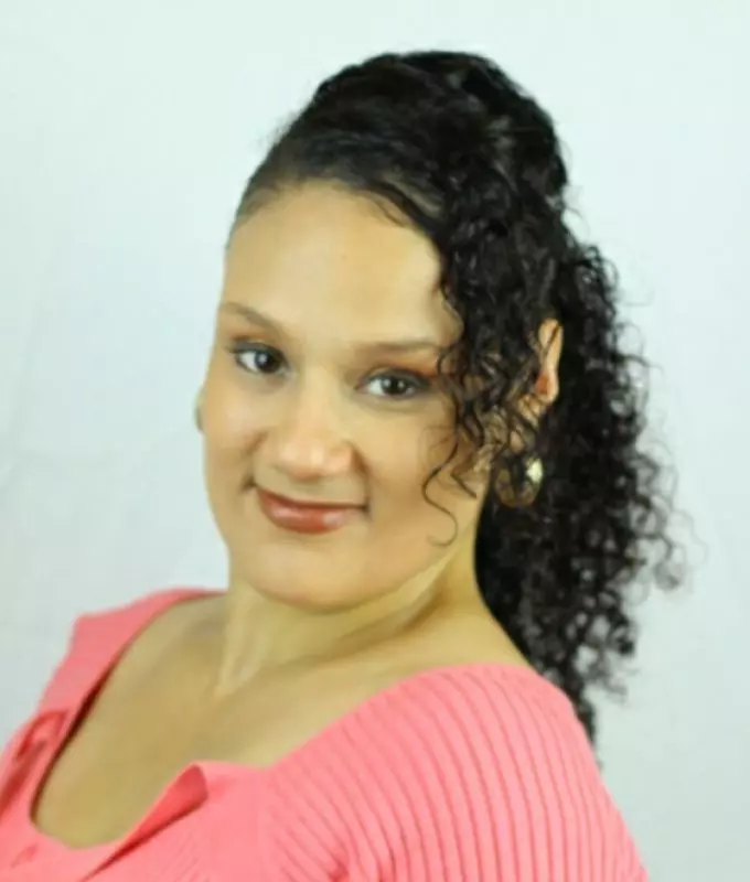 Lola Velez headshot