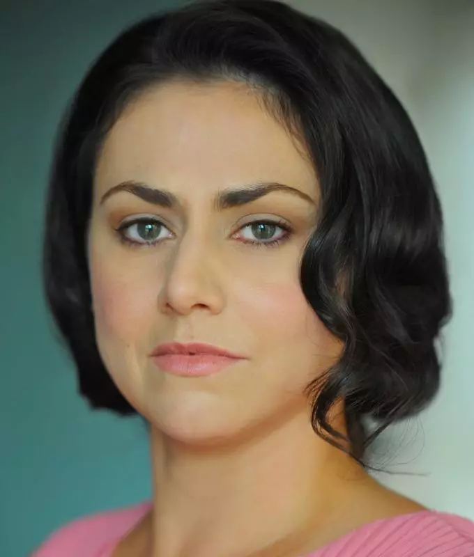 Corinne Davies headshot