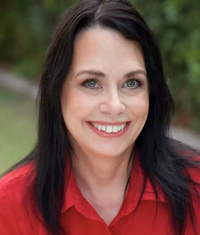 Deana  headshot