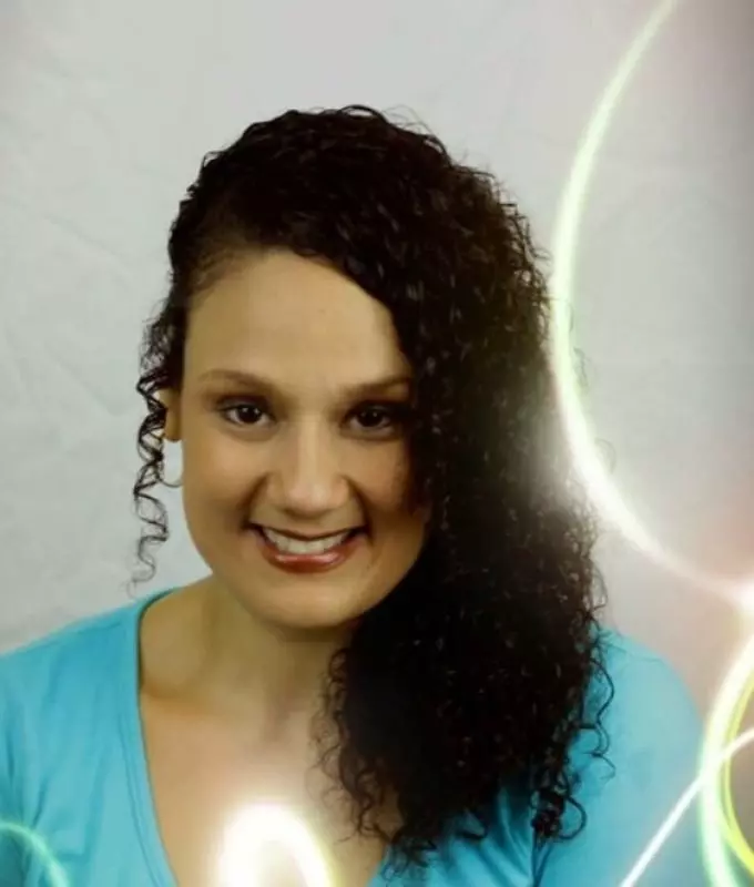 Lola Velez headshot