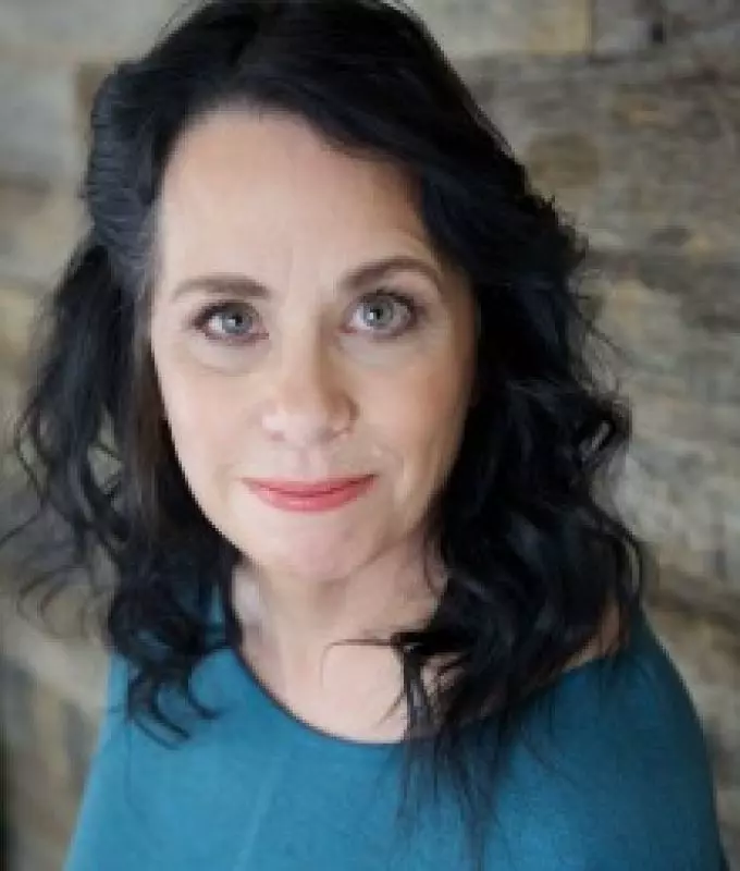 Deana  headshot