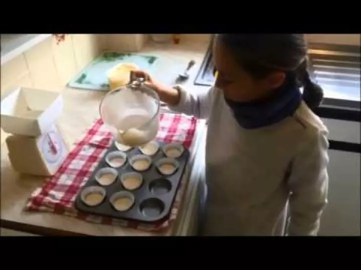 SCARLETT WINTLE - Bakes Cakes !!